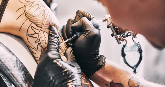 Dövmesi olan arkadaşların dikkatine!
Siyah, kırmızı ve yeşil dövme mürekkebinin lenf nodlarına hızlıca yayıldığı ve makrofajlar tarafından emilerek akut enflamasyona (ilk 5 gün) yol açtığı, ardından kronik enflamasyon ve hücre ölümü döngüsüyle bağışıklık hücrelerini bozduğu