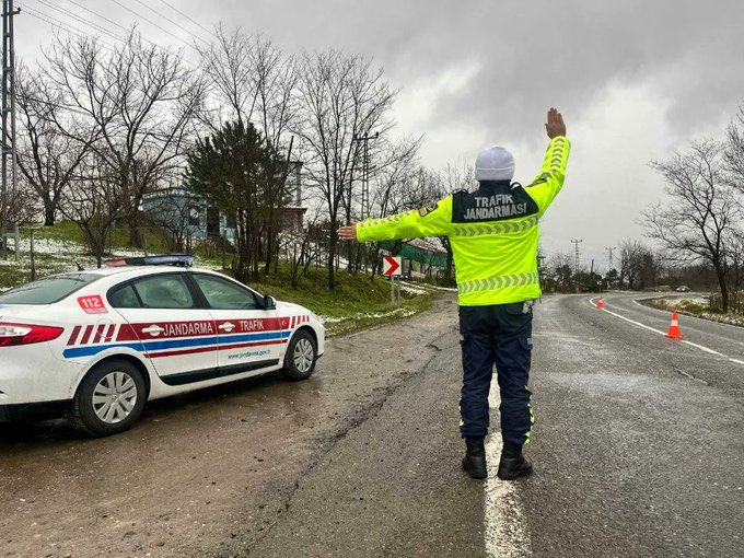 Bartın'da bir trafik jandarması, hatalı park nedeniyle ceza yazdığı sürücünün şehit babası olduğunu öğrenince cezayı kendisi ödedi.