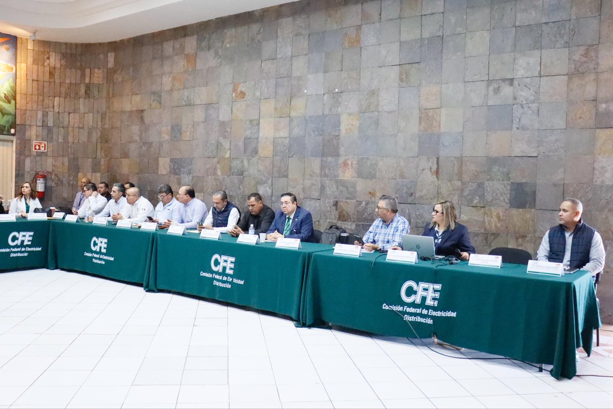 Productiva reunión de trabajo con miembros de la Comisión Federal de Electricidad (CFE) y del SUTERM, encabezó la titular del #IMSSSonora, Dra. Angélica Mariel Martínez, quien estuvo acompañada por la directora de la Unidad Médica de Alta Especialidad, no. 2 Dra. Patricia García.