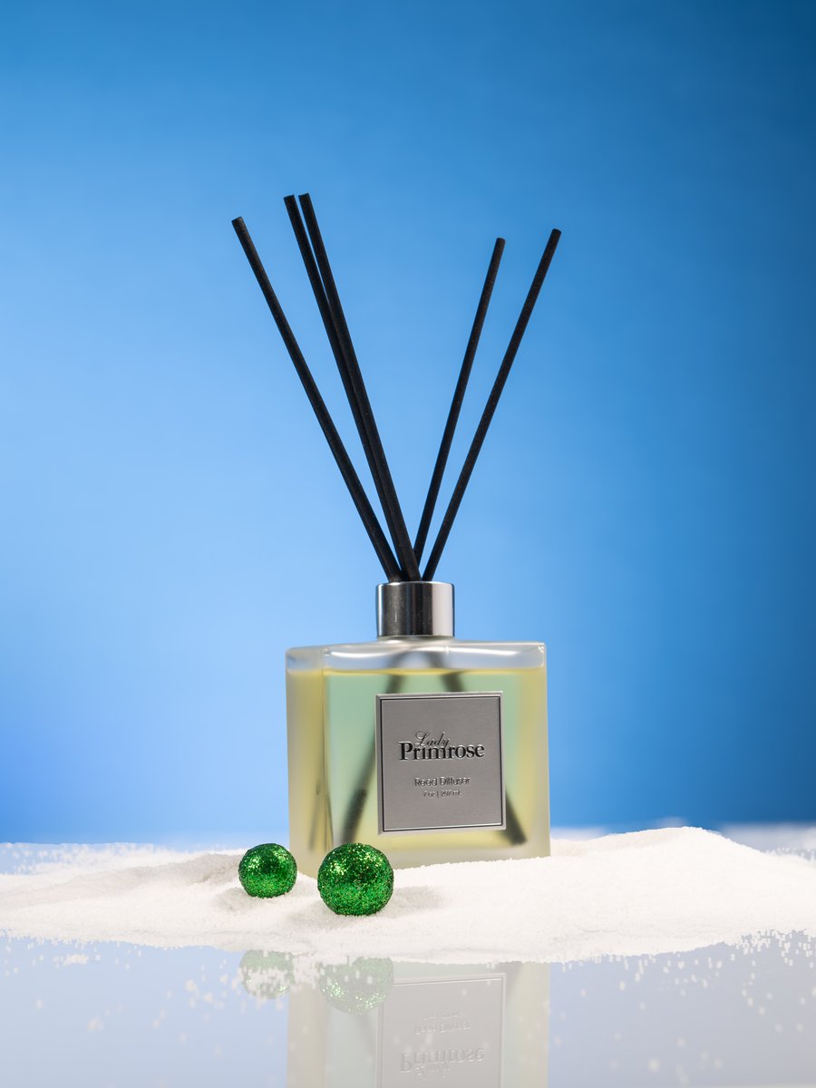 ladyprimrose1's tweet image. Set the scene for the season. Our new Reed Diffuser fills your space with soft fragrance and quiet luxury.

#LadyPrimrose #ReedDiffuser #HolidayHome #WinterElegance #LuxuryFragrance #LadyPrimroseFragrances