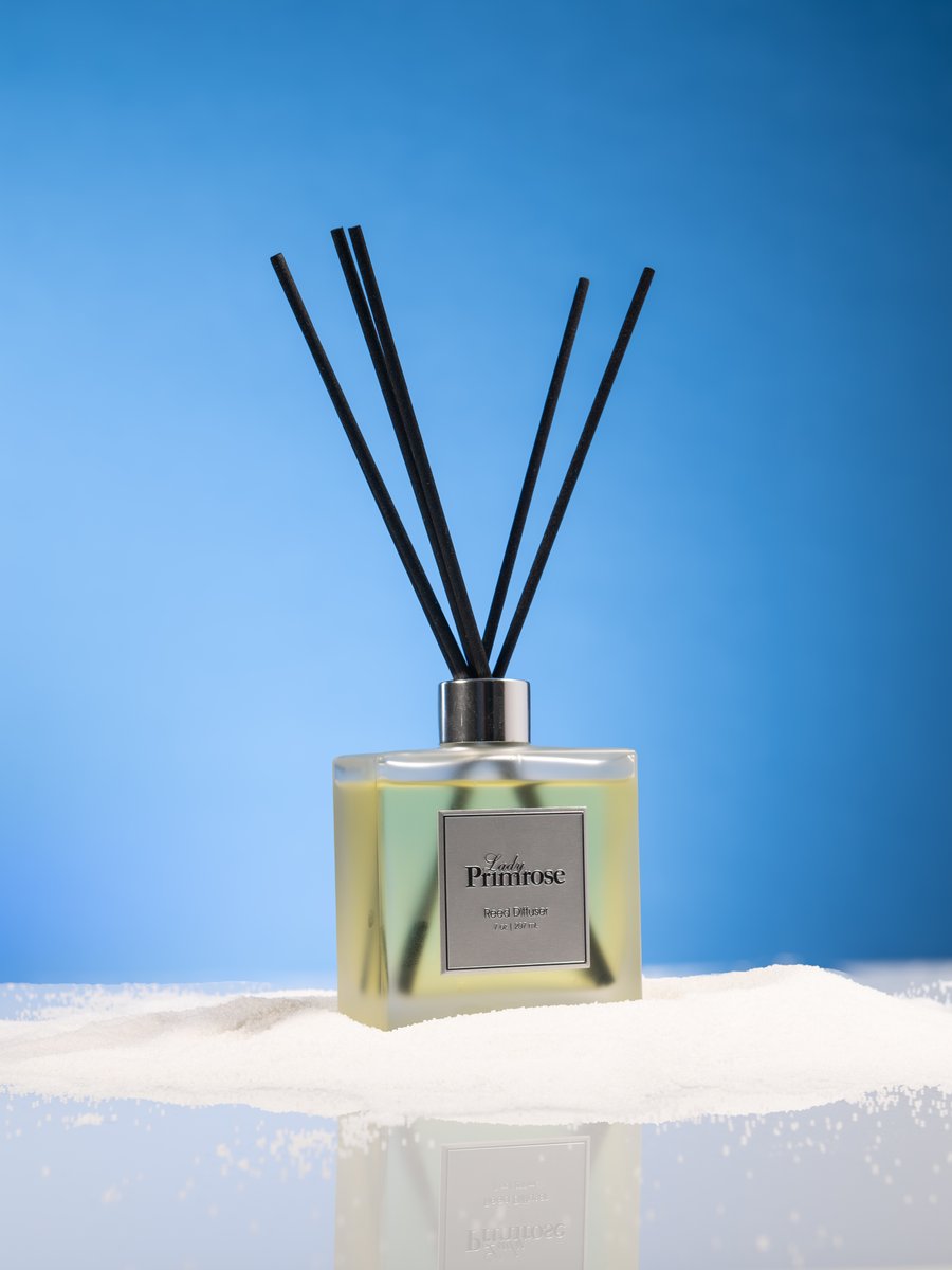 ladyprimrose1's tweet image. Set the scene for the season. Our new Reed Diffuser fills your space with soft fragrance and quiet luxury.

#LadyPrimrose #ReedDiffuser #HolidayHome #WinterElegance #LuxuryFragrance #LadyPrimroseFragrances