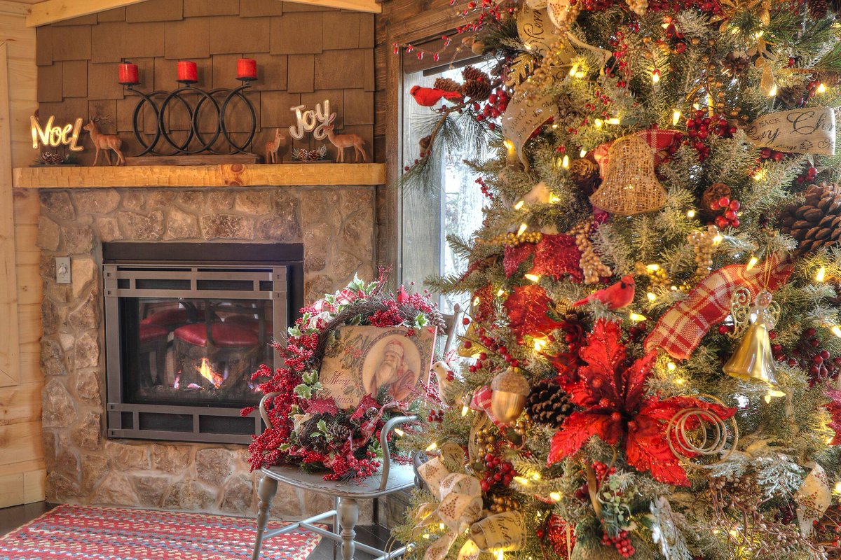 OakHavenResort's tweet photo. Christmas Time at Oak Haven. You should be here! Our mostly mild winters make the whole month of December a perfect time to enjoy our Smoky Mountain Cabins. There's still time call today at 1-800-652-2611. We are located in Sevierville TN close to area attractions, dining, and within a short drive to the Smoky Mountain National Park.  #smokymountains #oakhavenresort #Christmas https://t.co/Mr60o4z9UE