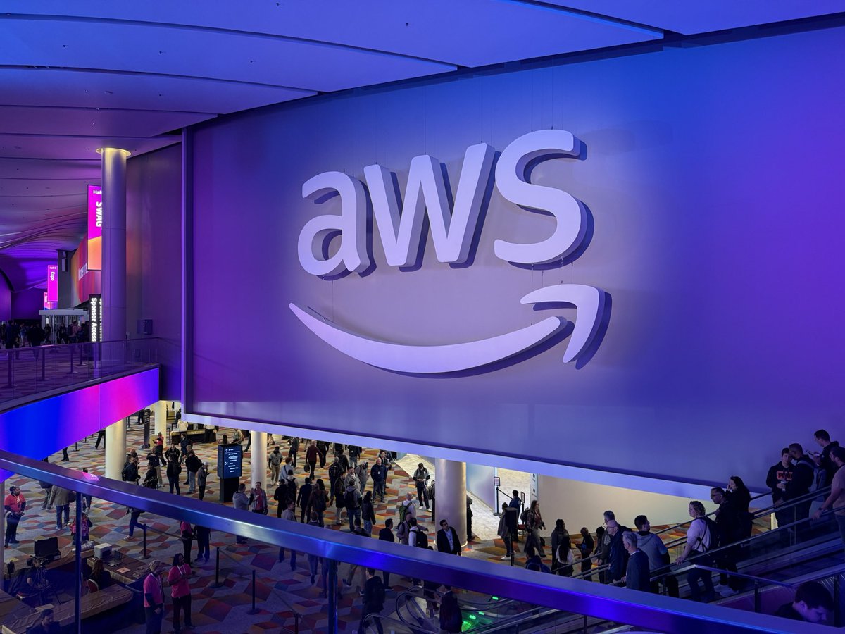 Pranik's tweet photo. 本日よ��ラスベガスで開催される AWS re:Invent に参加しています。
FinOps視点での最新動向をチェックし、今後のプロダクトへ活かしていきます。 https://t.co/sbTu3wuLhZ