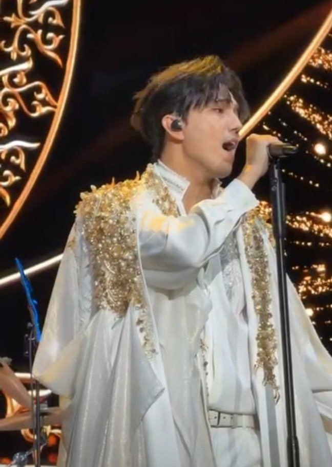 <a href="/DDears00/">DQDears00</a> Entre pirámides y estrellas, DQ dejó claro que su arte también es monumento...

A VOICE THAT UNITES 
#DimashQudaibergen 
Follow the music