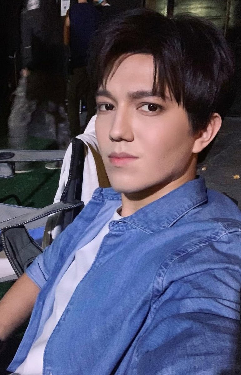 <a href="/DDears00/">DQDears00</a> La energía que transmite en cada presentación no se queda solo en el escenario, sino que se expande y multiplica en cada corazón del público, como un eco interminable de sentimientos compartidos.

A VOICE THAT UNITES 
#DimashQudaibergen 
Follow the music