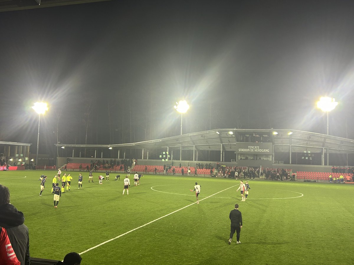 Robin van Duiven (19) staat na 2 doelpunten bij Jong PSV - RKC (3-1), onder toeziend oog van Peter Bosz, op 13 treffers in de 17 potjes die hij meedeed. Hij is daarmee topscorer van de KKD. Zijn contract loopt komende zomer af…