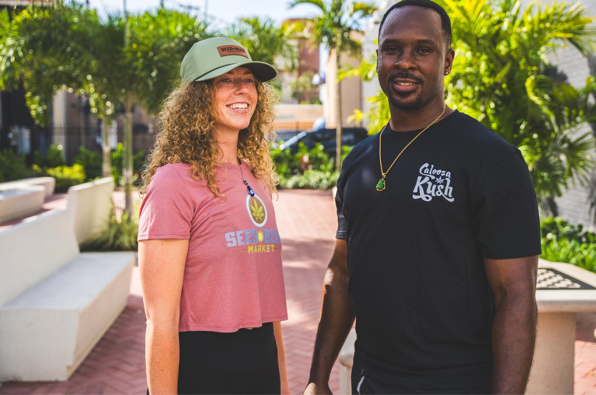 CaloosaBev's tweet photo. The black tees are officially the MVP of the wardrobe. Soft, easy, and perfect for Florida “winter.”

#OutfitInspo #StyleDaily #FloridaStyle #OOTDShare #TrendingNow https://t.co/GTfwv46hp3