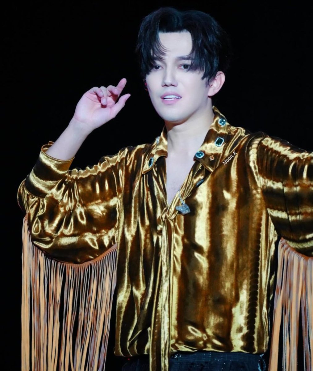 <a href="/DDears00/">DQDears00</a> "Такой художник краски так смешал,
Что ослепляет, будто светом день?
Кто так творил наверное не дышал,
И побоится выйти даже тень,
Закрыть собой, ему это не дано,
Такое волшебство нельзя затмить." (?)
A VOICE THAT UNITES
#DimashQudaibergen
Follow the music