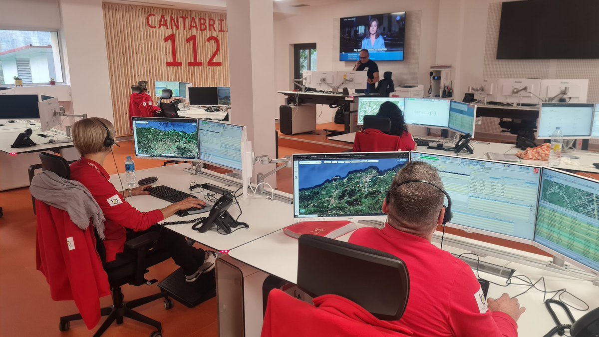 Recibido el aviso, pasadas las 18:30h, movilizamos a bomberos y rescatadores del <a href="/cantabriaes/">Gobierno Cantabria</a>, servicio de drones también del Ejecutivo, 061, <a href="/guardiacivil/">Guardia Civil</a> que aporta patrullas y otro dron, <a href="/CRECantabria/">Cruz Roja en Cantabria</a> con ERIE acuático y embarcación y <a href="/AMVPC_Cantabria/">AMVPC CANTABRIA COORDINACIÓN</a>.