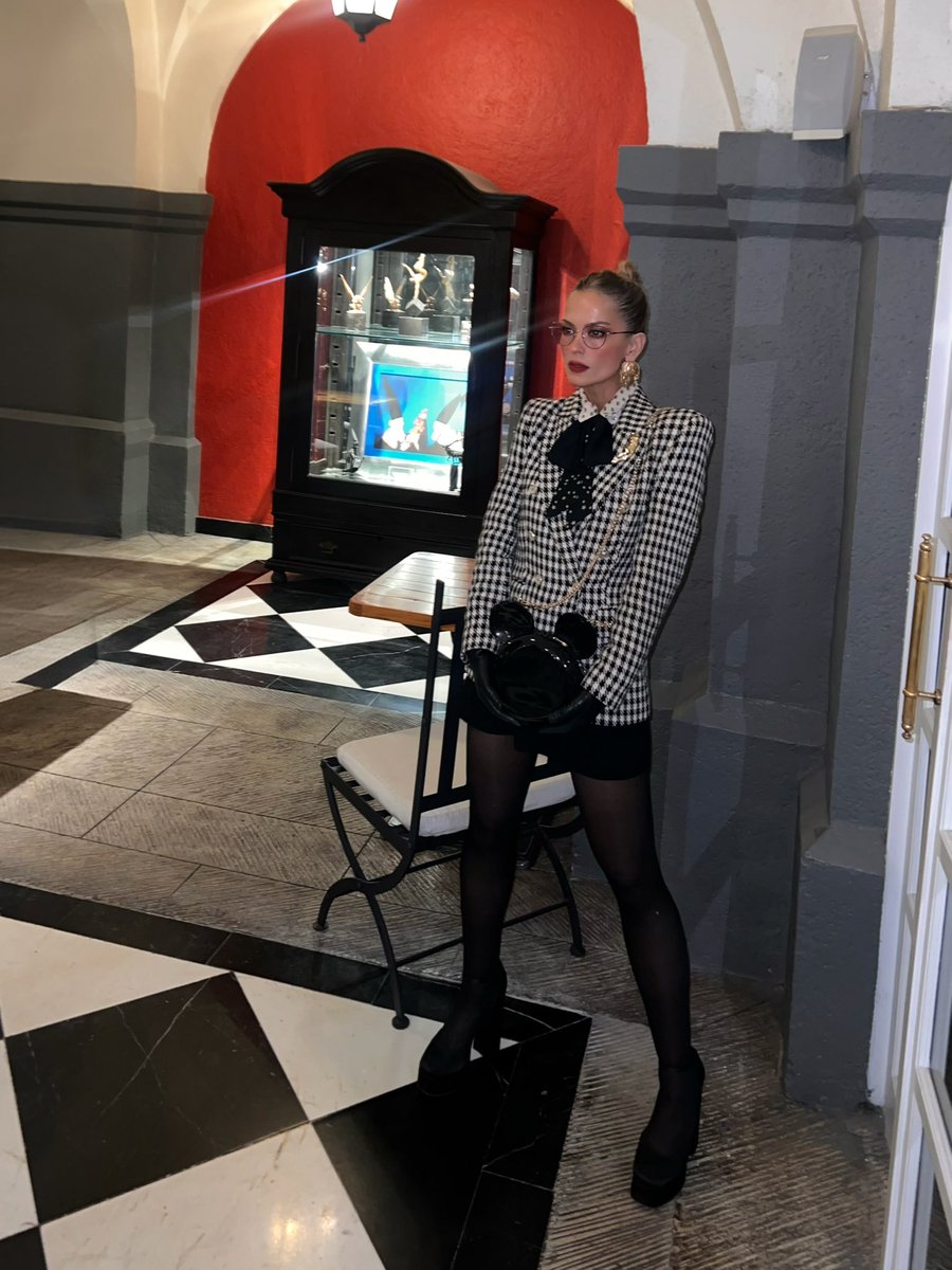 Adelfaa's tweet photo. ▪️Espacio Vogue 2025▪️ @voguelatam 
“Ámate tanto que te vistas para celebrarte todos los días” #SoniaTreviño #Vogue #EspacioVogue https://t.co/9sDvDXgTZU