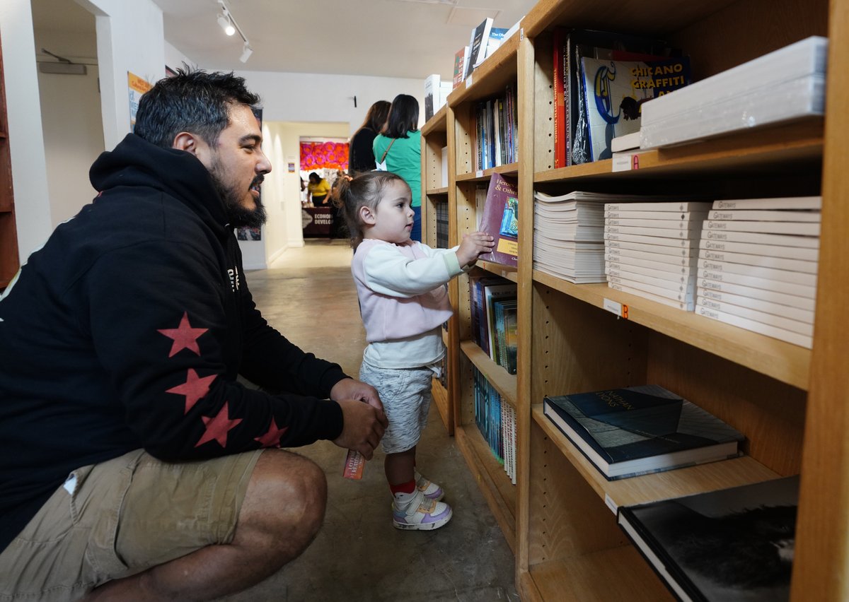 COSAGOV's tweet image. Did you buy local this Small Business Saturday? Support small businesses and the local economy year-round when you Buy Local! 🛍️#BuyLocal #SATX

Photo credit: Robin Jerstad