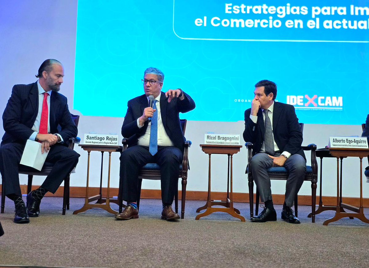 AgendaCAF's tweet photo. 🇵🇪 En la XIX Cumbre Internacional de Comercio Exterior organizada por la Cámara de Comercio de Lima, Santiago Rojas, Gerente Regional Norte y Representante en Perú de CAF, destacó la importancia de fortalecer la facilitación del comercio como eje para mejorar la competitividad y presencia de las empresas latinoamericanas en mercados globales.

“La productividad, conectividad e interoperabilidad aduanera son claves para impulsar la inserción internacional de la región”, señaló.

En este contexto, CAF continúa promoviendo herramientas, infraestructura y mecanismos regionales que permitan acelerar acuerdos comerciales y mejorar el acceso a mercados como Estados Unidos, impulsando el desarrollo económico sostenible.