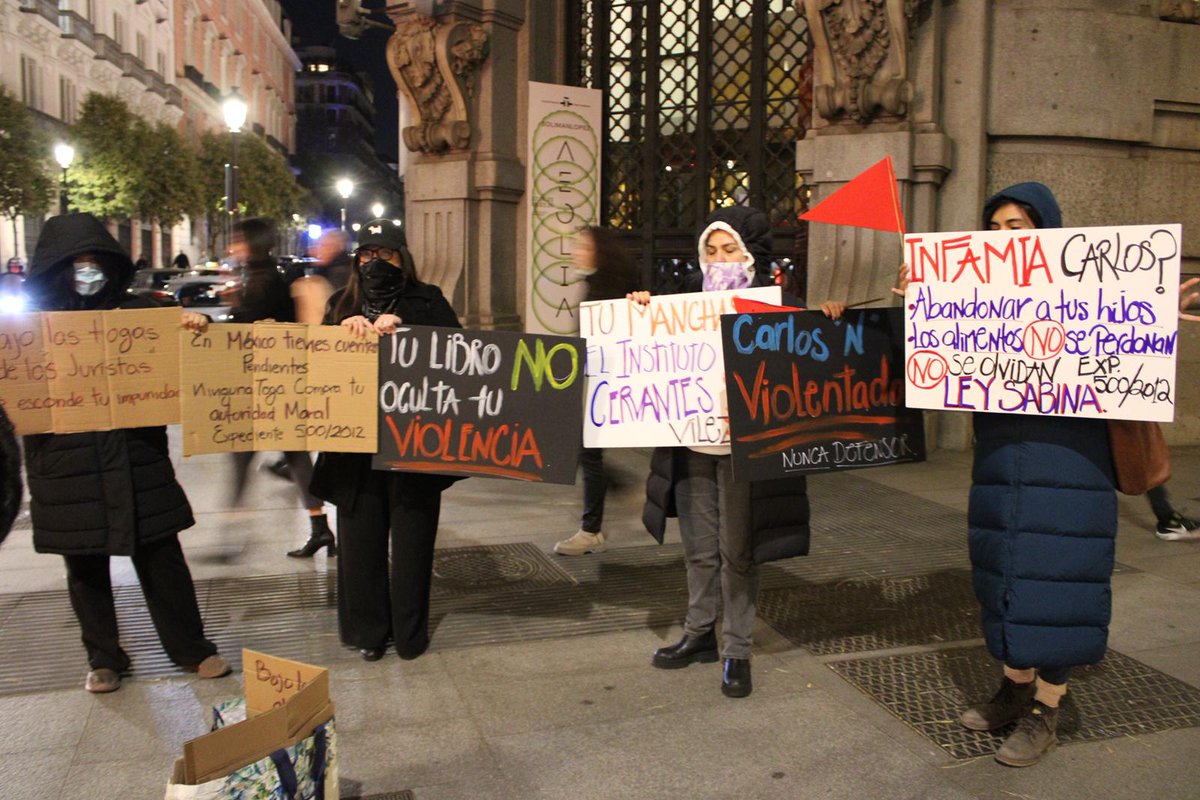 DianaLuzVa's tweet photo. No tendrá paz ningún #DeudorAlimentario. Fuerza a las compañeras que hoy se manifestaron en el @InstCervantes en #Madrid #España ante la presencia del agresor Carlos Castresana que sigue en la IMPUNIDAD #LeySabina https://t.co/OXBadeSCfM