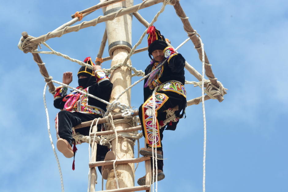 soy_502's tweet photo. 🤔 ¿Te atreverías? La danza que pide permiso antes de cortar el árbol sagrado

La Danza del Palo Volador, pieza central de las festividades de Santiago Apóstol, va mucho más allá de una estampa folclórica ya que es un compromiso espiritual

https://t.co/a0SNRYjzlt https://t.co/tjFMmruadP