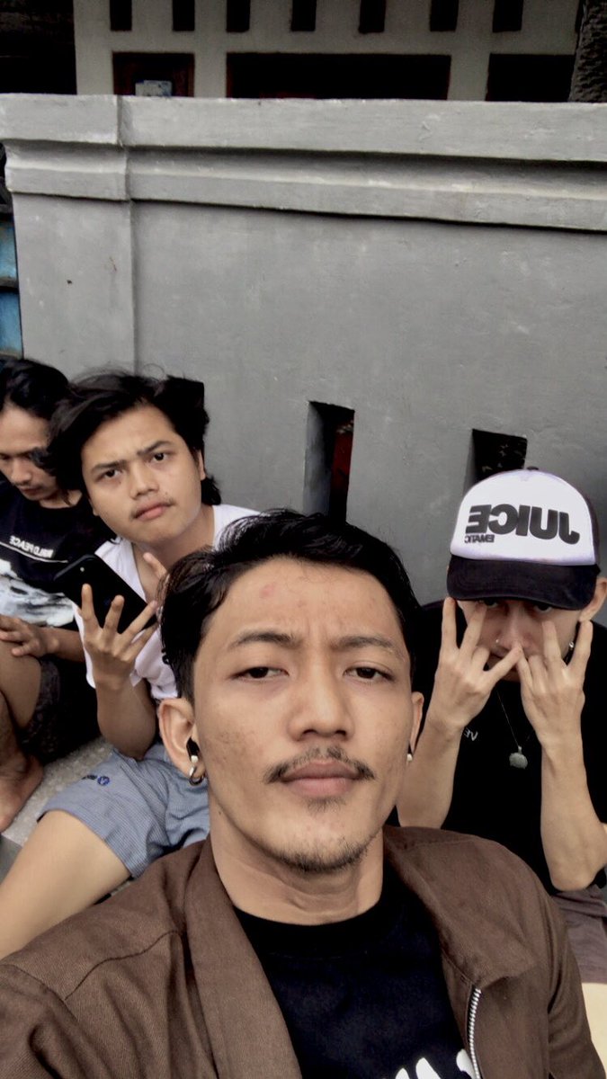 sakitkepalaaa's tweet photo. bro https://t.co/MeCkrWU4LZ