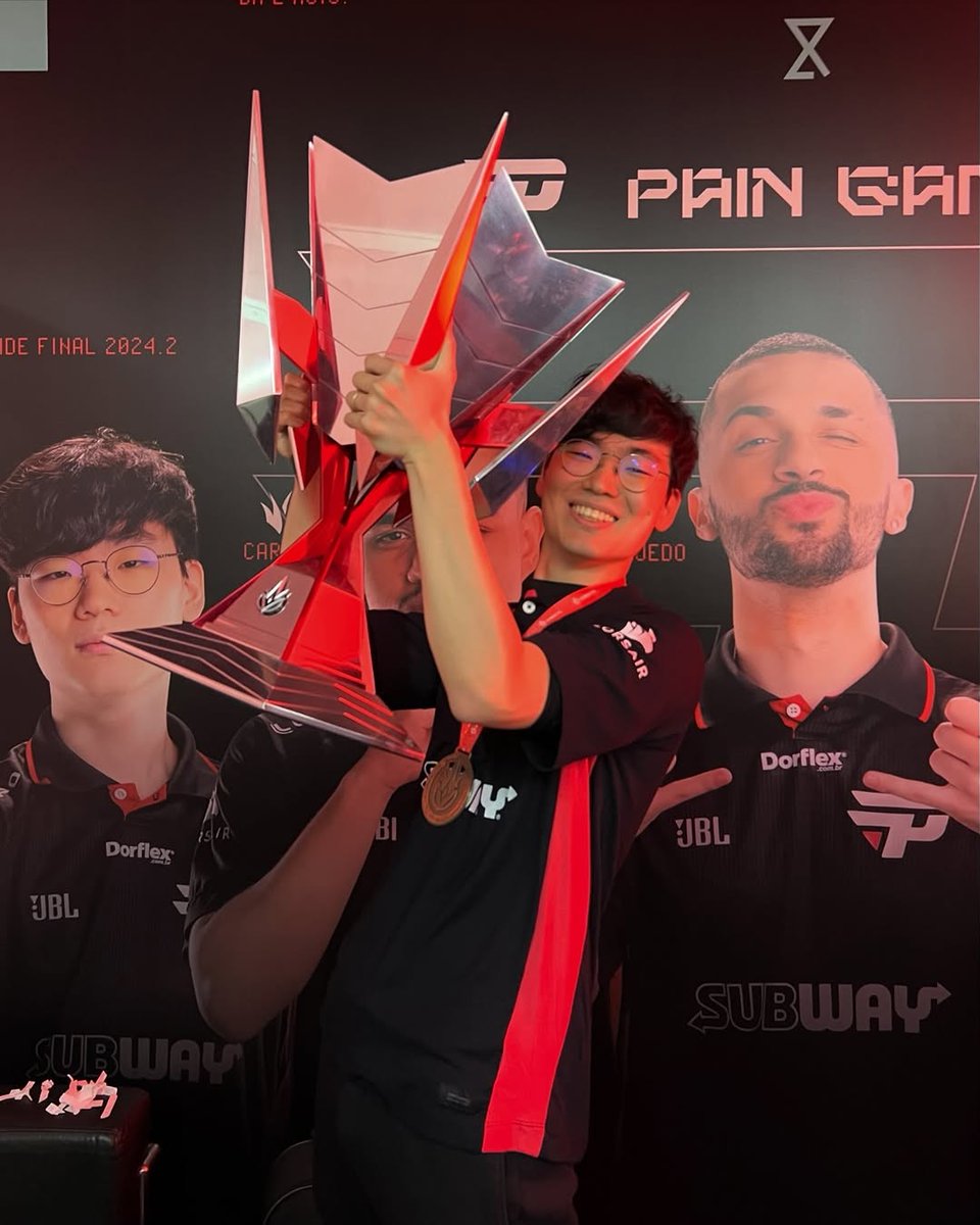 paiNGamingBR's tweet photo. Hoje é dia de dar adeus para um dos maiores top laners que já vestiram a nossa camisa.

Wizer não foi só o primeiro sul-coreano a virar residente no CBLOL jogando pelo Brasil, ele escolheu escrever essa história tendo a paiN como casa. E que história.

Não foi sempre fácil. Na verdade, quase nunca foi. A posição já tinha nomes enormes, a pressão era gigante e a expectativa ainda maior. E mesmo assim, ano após ano, ele deixou o próprio nome cravado na nossa história com resiliência, coragem e um talento que apareceu em diversos momentos, seja segurando tudo com tanques, seja brilhando com picks agressivos. Dentro do time, foi ainda maior: conectou-se aos brasileiros, acolheu outros coreanos e virou parte da família.

As lágrimas de alegria e de frustração ao longo dessa jornada só mostram o tamanho dessa caminhada. Depois de quatro anos, um título de CBLOL e uma campanha histórica no Worlds, nossos caminhos se separam.

Wizer, 정말 모든 것에, 그리고 이렇게나 많이 고마워요! 행운을 빌게요
(Wizer, muito obrigado por tudo e por TANTO! Boa sorte)