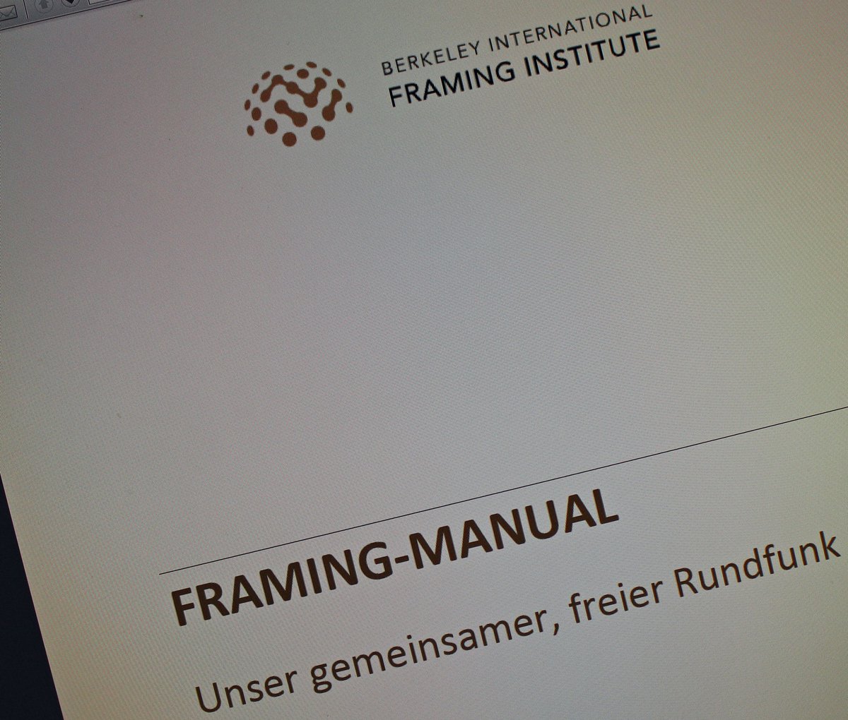 Die korrekte Zeile »mehr als 50 Polizisten von Antifa-Terroristen bei deren Sabotage demokrat. Grundrechte der Opposition verletzt« hätte im Widerspruch zum Framing-Manual gestanden.

Dem Leser muß »AfD-Jugend« und »verletzte Polizisten« als Amalgam ins Hirn geschweißt werden.