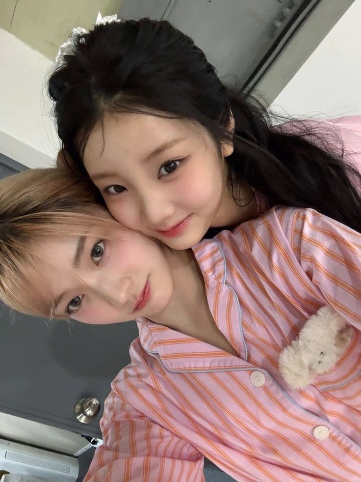 gllithearts's tweet image. ˖ ࣪ ๑  Busco mutis 𓂃 ๑

♡ Stan list: Hearts2Hearts ⊹ illit ⊹ Babymonster ⊹ Rescene ⊹ Red velvet 

♡ Me gusta interactuar, compartir updates y hacer hilos cute 
૮(˶ᵔ ᵕ ᵔ˶)ა

♡ Acepto cualquier fandom siempre que respetes a mis favs 🫶🏻

#kpoptwt #stantwt #anitwt