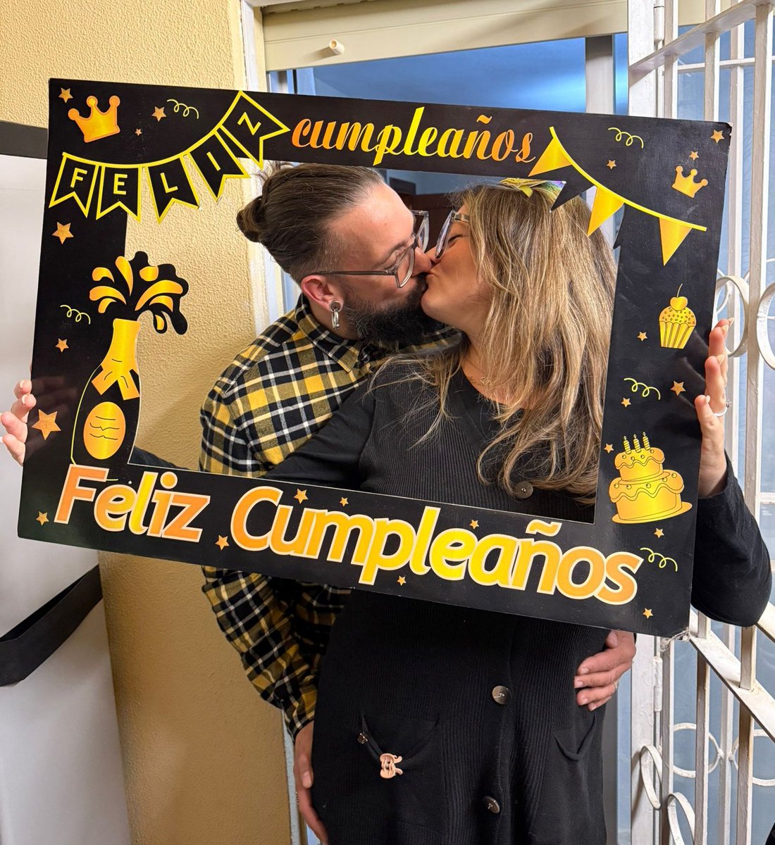 He cumplido 38. Ya no sé cómo pedirle a la vida mi deseo. Ni en qué idioma. Menos mal q a mí lado lucha un guerrero incansable 💪🏼. Así que voy a ir con todo, y si la cago, que sea a lo grande! <a href="/Myst3rioGoblins/">Ɱуѕт3яισ - Ꝉօɾժ ටƒ ƓօҍӀìղʂ & Ɱɾ. ⱮօղօβӀąçҟ</a>