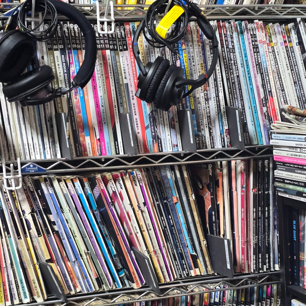 2019_flag's tweet image. #ギターマガジン 45周年！
スタートは1980年12月なので45年と1冊。541冊！！！
師匠に最初～中盤を託され、中盤からずっと買ってるので全巻が家にありますっていうか重複もあるので600冊近い・・歯抜けを集めた時の最後は花田裕之さん表紙の号でした。保管場所との闘いはまだまだ続きそうであります