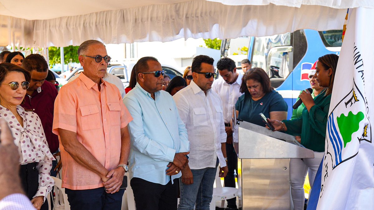 Eco5Rd's tweet photo. Puerto Plata se suma a la #LimpiezaNavideña

Iniciamos nuestra jornada en coordinación con el alcalde Diómedes Roque García @RoquelitoGarcia , la gobernadora Claritza Rochtte Peralta y la senadora Ginette Bournigal @ginette_bj. https://t.co/plAUTQMpeE
