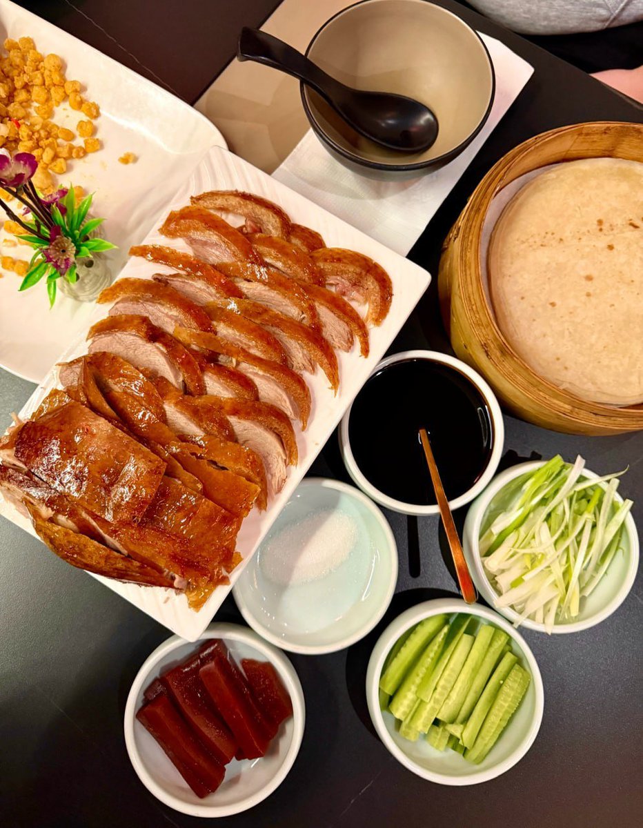 Crispy duck + warm pancakes = perfection on a plate 🤤🦆 #usalife
