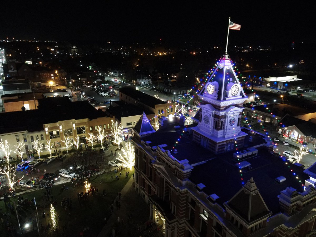 Franklin’s Holiday Lighting and Winter Market returns on Dec. 6! Enjoy festivities all day, including the lighted parade at 5:30 p.m. and the courthouse lighting at 7 p.m. Find details: festivalcountryindiana.com/holiday-lighti… #festcountryin