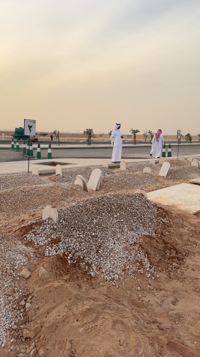 اللهم إنها الليلة الأولى في قبره 
اللهم إنّه ضيفك وأنت خير مُضيف ، اللهُم هوّن عليه ليلته وآنس وحشته واجعل أول ليلة له بالقبر خير لياليه ، اللهُم ثبته عند السؤال ، واجعل قبره روضة من رياض الجنة اللهم اجعل قبره في نور دائم لا ينقطع واجعله في جنتك آمناً مطمئناً يارب العالمين