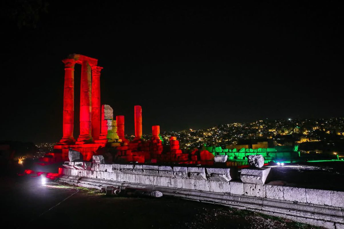 أمانة عمّان الكبرى تضيء أعمدة جبل القلعة والمدرج الروماني بألوان علم دولة الإمارات العربية المتحدة الشقيقة بمناسبة #عيد_الاتحاد_54