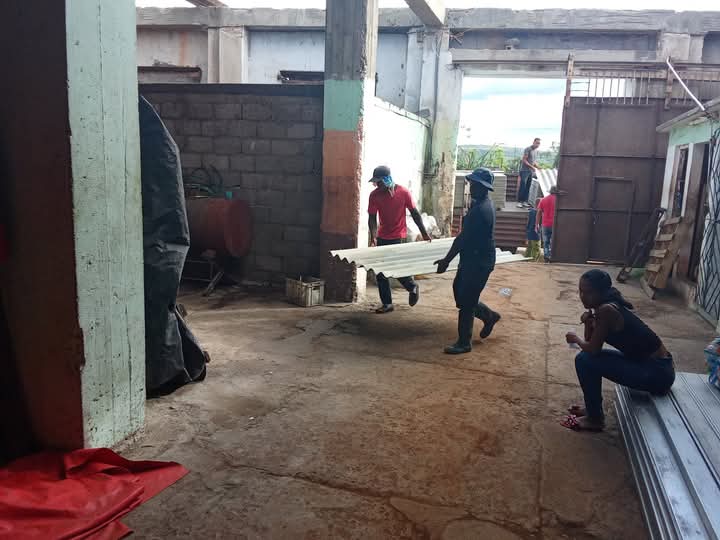 Llegan tejas de fibrocemento al almacén de la Dirección municipal de Educación en #SanLuis para rehabilitar escuelas afectadas luego del paso del huracán Melissa. <a href="/CubaMined/">MINED</a> <a href="/BeatrizJUrrutia/">Beatriz Johnson Urrutia</a> <a href="/OdioTexido658/">Adielyeivis Texido Odio</a> <a href="/Yuniorsantiago7/">Yuniorsantiago</a> <a href="/yaumari75650/">Yaumari Hechavarria Driggs</a>