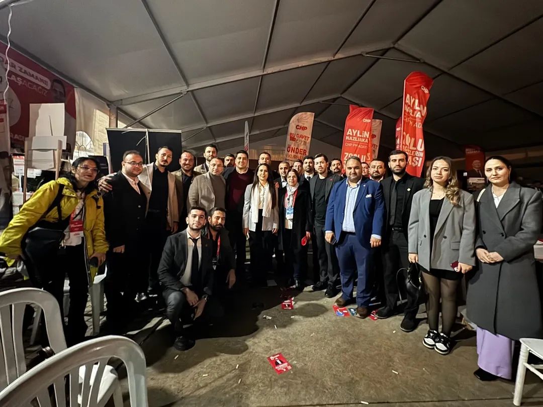 39. Olağan Kurultayımızda rekor oyla yeniden Genel Başkanımız olarak seçilen Sn. Özgür Özel başta olmak üzere, Parti Meclisi ve Yüksek Disiplin Kurulu Üyelerimizi tebrik ederim.

Büyük iktidar yürüyüşümüzde,
Partimize değer ve güç katmak için mücadelemize devam edeceğiz.

Yaşasın