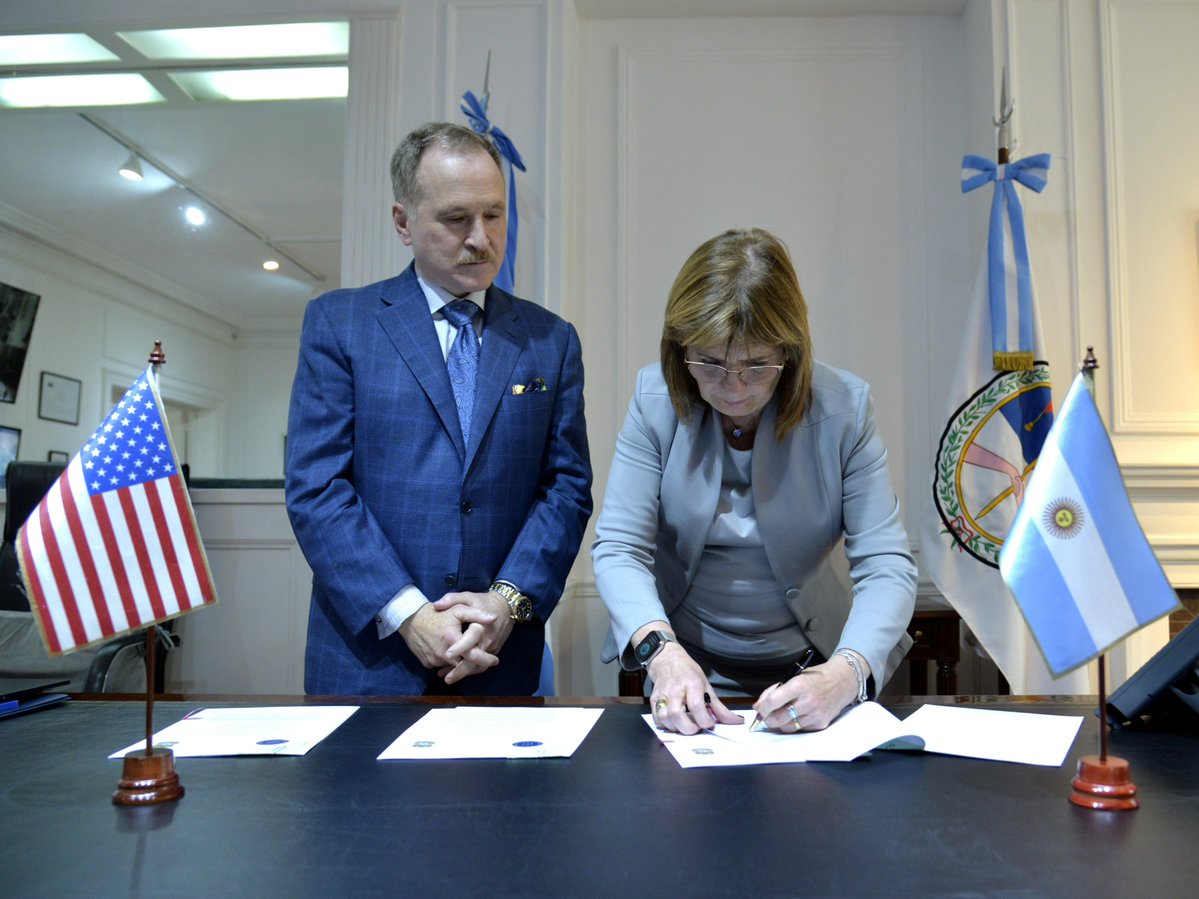 MinSeguridad_Ar's tweet image. La Ministra Patricia Bullrich mantuvo una reunión con el Embajador de Estados Unidos, Peter Lamelas, donde ambos reafirmaron el compromiso de seguir trabajando de manera coordinada en temas de seguridad.

Durante el encuentro se definieron nuevas líneas de cooperación y se firmó…