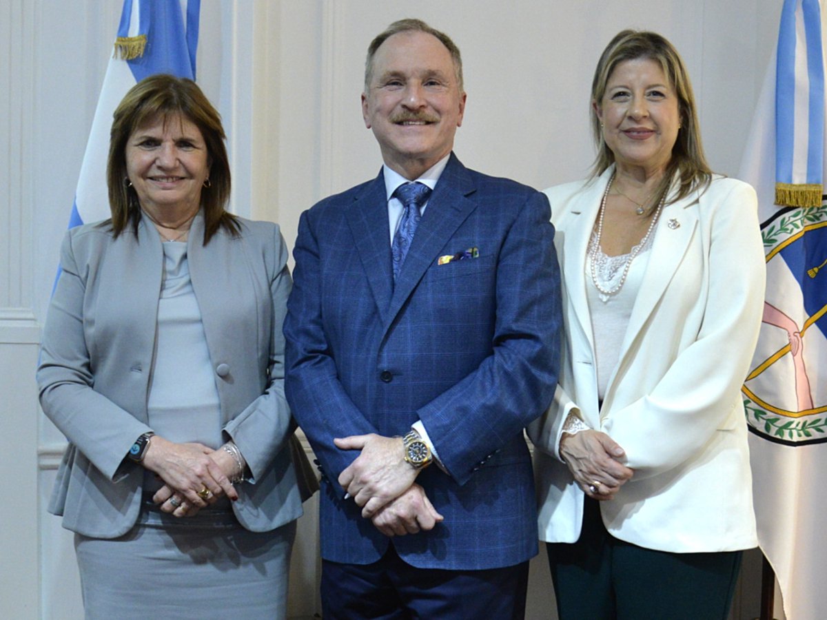 MinSeguridad_Ar's tweet image. La Ministra Patricia Bullrich mantuvo una reunión con el Embajador de Estados Unidos, Peter Lamelas, donde ambos reafirmaron el compromiso de seguir trabajando de manera coordinada en temas de seguridad.

Durante el encuentro se definieron nuevas líneas de cooperación y se firmó…