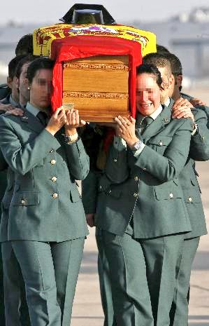 CarlosDeUrrecha's tweet image. &quot;Adiós Polilla&quot;
GC D. Fernando Trapero Blázquez, 23 años y GC D. Raúl Centeno Bayón, 24 años, asesinados a balazos dentro de su coche en Francia por los cobardes de ETA

&quot;Toca presenten y entrada al Himno Nacional.
- Si puedo mi Capitán, si puedo ...&quot;
mapadelolvido.blogspot.com/2012/06/fernan…