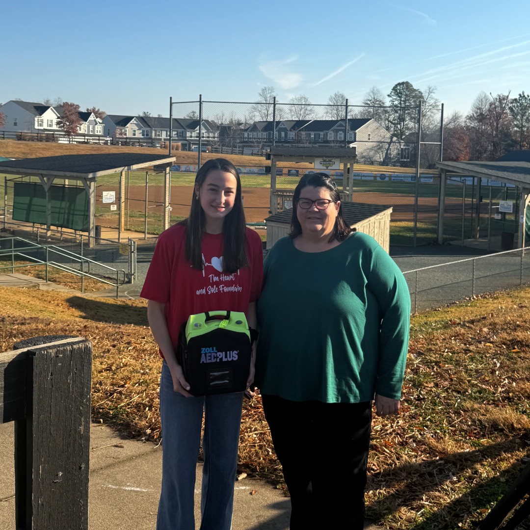 <a href="/UVA/">UVA</a> first-year Ella Burbige created a nonprofit to increase access to life-saving AEDs. She recently partnered w/ <a href="/UVAKinesiology/">UVA Kinesiology</a> alum Jacob Swisher of <a href="/EZ_EAP/">EZ-EAP</a> to donate her 8th AED to local youth league Peachtree Baseball and Softball! 🧡⚾