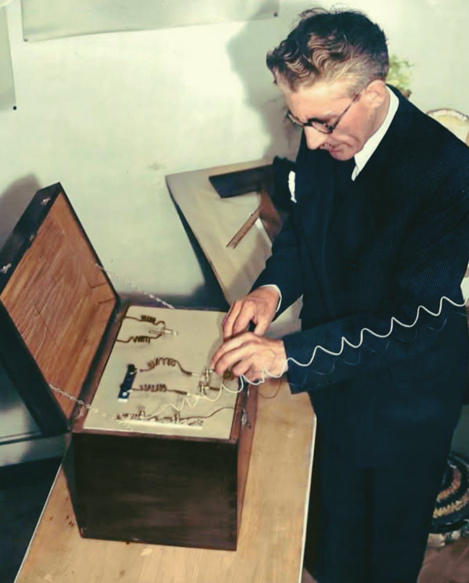 La Máquina Argentina Que Hacía Llover:
 En 1952, un ingeniero entrerriano llamado Juan Baigorrí Velar apareció ante la prensa sosteniendo una caja de madera llena de cables, perillas y antenas.

No tenía apariencia de milagro ni de gran avance científico.
Parecía más bien un
