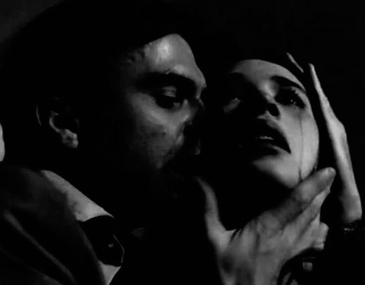 عندما تكون الأنثى حزينة، لا تواسيها… فقط ضاجِعها.
سيدتي، أعدكِ أنني عندما تكونين حزينة لن أواسيكِ،
فأنا لستُ جيدًا في المواساة،
لكنني جيّدٌ في السرير.

وأنتِ…
عِديني أنكِ حين أكون حزينًا،
ستتعرّين من أجلي.