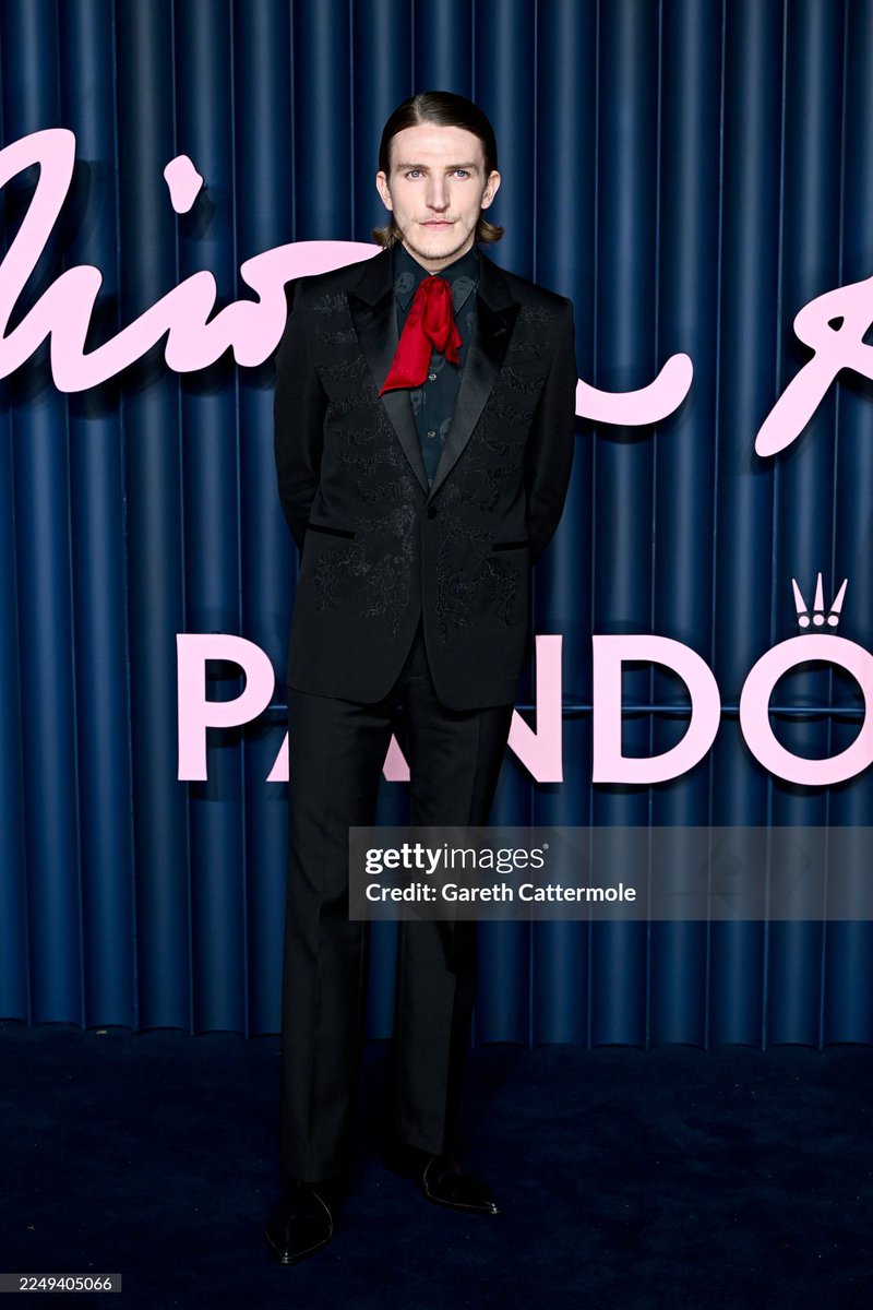 ewanmitchell_mx's tweet image. Ewan Mitchell atendiendo los British Fashion Awards ♥️

Créditos: Lia Toby, Gareth Cattermole, Dave Benett