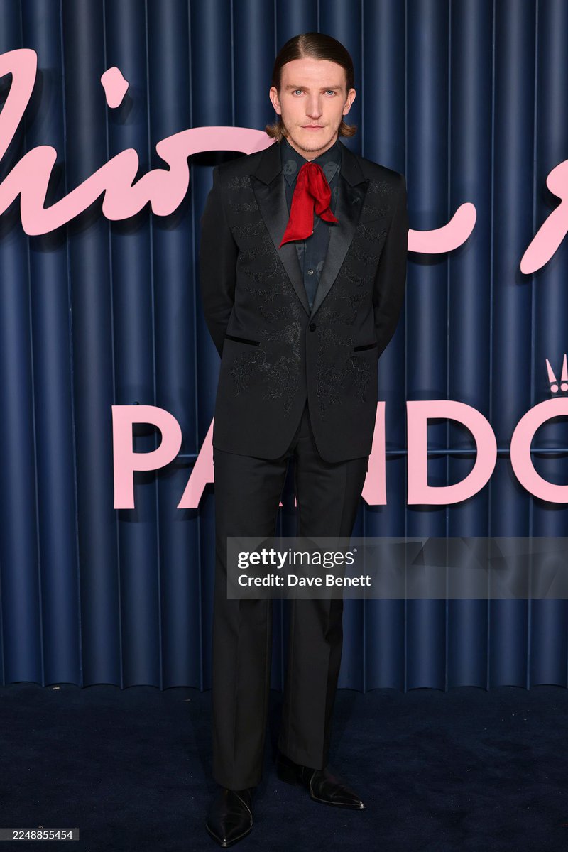 ewanmitchell_mx's tweet image. Ewan Mitchell atendiendo los British Fashion Awards ♥️

Créditos: Lia Toby, Gareth Cattermole, Dave Benett