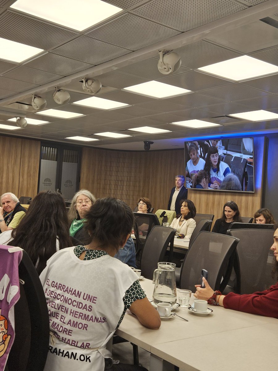 Madres del Garrahan del colectivo #SoyGarrahan en la Audiencia en defensa de Mujeres y Disidencias convocada por las diputadas del #FIT-Unidad
<a href="/MechiDemen/">Mechi de Mendieta</a> 
<a href="/GiordanoGringo/">Juan Carlos Giordano</a> 
<a href="/Fte_Izquierda/">Frente de Izquierda Unidad</a> 
#IzquierdaSocialista