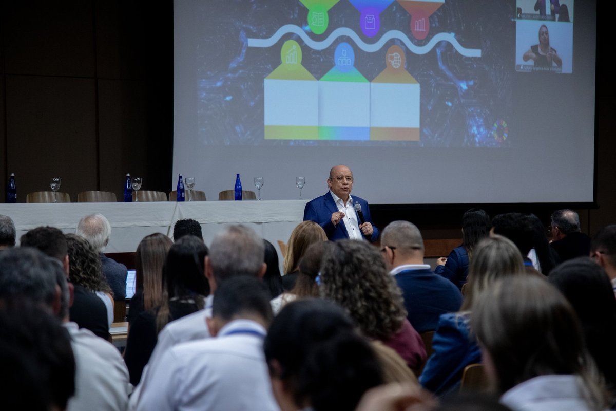 UniversidadUNAD's tweet photo. En su reflexión inaugural, “Mundo UNAD: visión de la transformación educativa con sentido social solidario” 🌍📘, el rector de la UNAD, @JaimeLeal_, se refirió a la importancia de reconocer que la UNAD es una causa social capaz de movilizar corazones hacia ideales claros 💛🤝.

🗣️ "Para ello, necesitamos comprender verdaderamente lo que es la UNAD y valorar que hemos construido un liderazgo que genera impacto real ✨🌱, que dinamizamos, entendemos y visibilizamos a través de nuestra cultura institucional 🧩💙. Así, cada persona que hace parte de esta causa debe sentir la responsabilidad y la necesidad de dejar una huella propia" ⭐👣.

#XXIXEncuentroDeLíderesUNAD