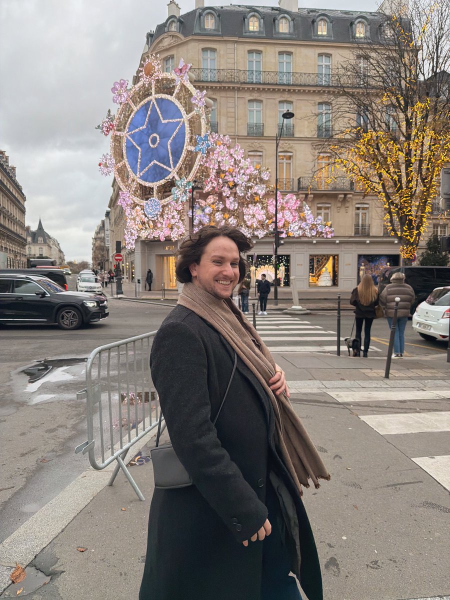Looking thick on the streets of Paris 🥖
