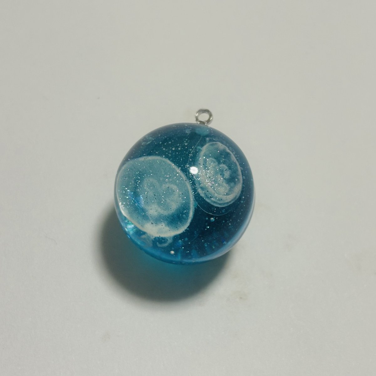 sutcliff_jelly's tweet photo. おはようございます〜
ペアアクセ2点とクラゲ2点、夜空1点の製作が完了しました〜

集中して疲れたけどすごく綺麗に作れたので大変満足！見てくれ〜！

#レジン
#ハンドメイド https://t.co/7fBz6bTIem
