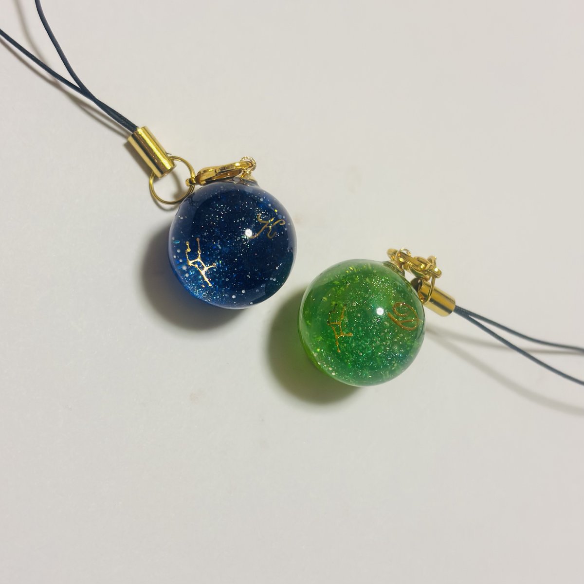 sutcliff_jelly's tweet photo. おはようございます〜
ペアアクセ2点とクラゲ2点、夜空1点の製作が完了しました〜

集中して疲れたけどすごく綺麗に作れたので大変満足！見てくれ〜！

#レジン
#ハンドメイド https://t.co/7fBz6bTIem