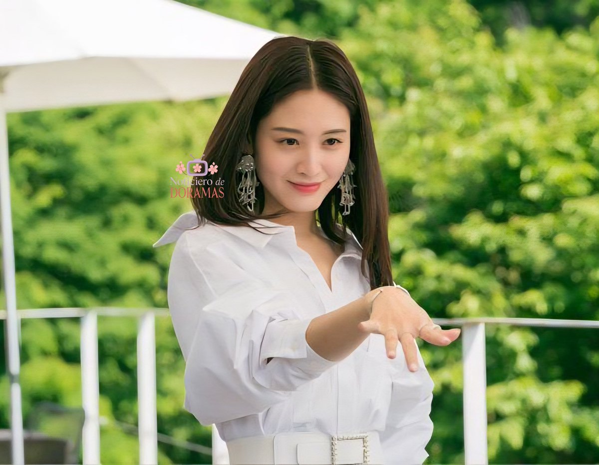 La actriz Kim Jae Kyung, (Veronica Park en Mi Adorable Secretaria), hará su primer drama japonés. •DREAM STAGE•. En el centro del mundo del K-pop, interpretando a una productora que descubre a un nuevo grupo y desencadena tensiones y alianzas. Se estrena en enero por TBS.