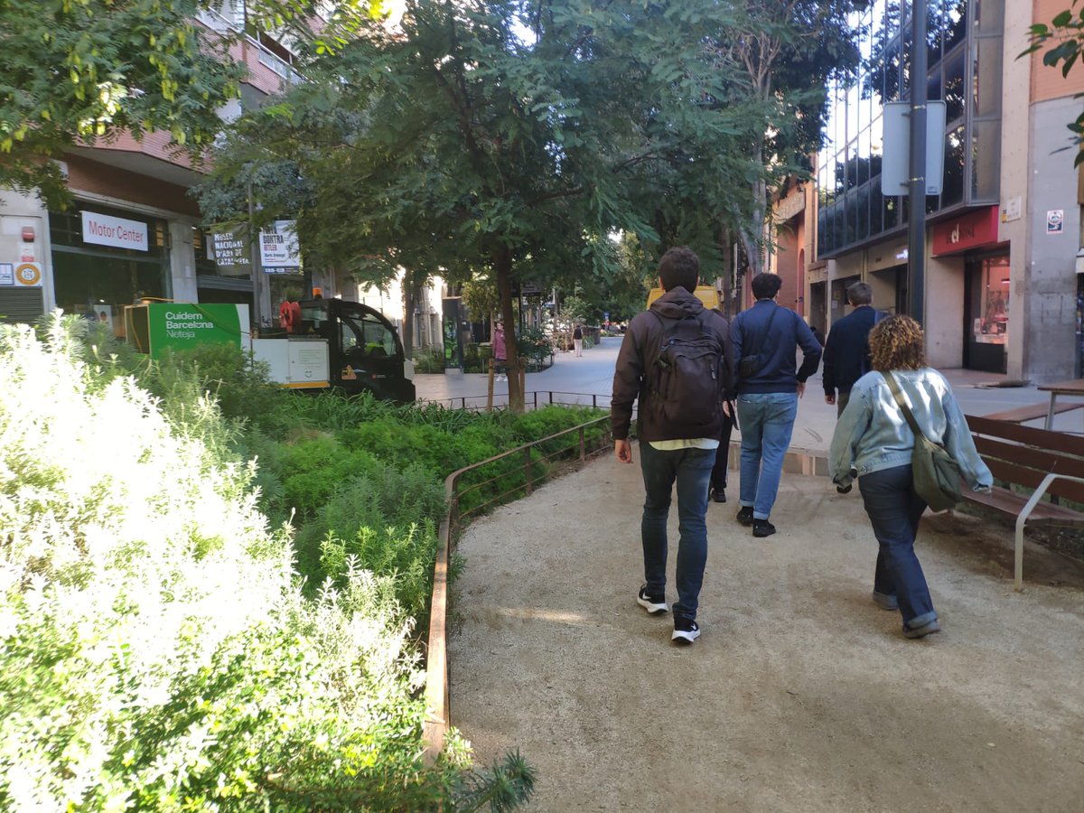 Fa uns dies vam realitzar treball de camp amb l’alumnat de Ciutats i Sostenibilitat (Màster PTiGA). Vam analitzar com es produeix l’espai públic al centre de Barcelona, els seus usos, tensions i conflictes. Una mirada directa a la ciutat que es transforma mentre l'observem