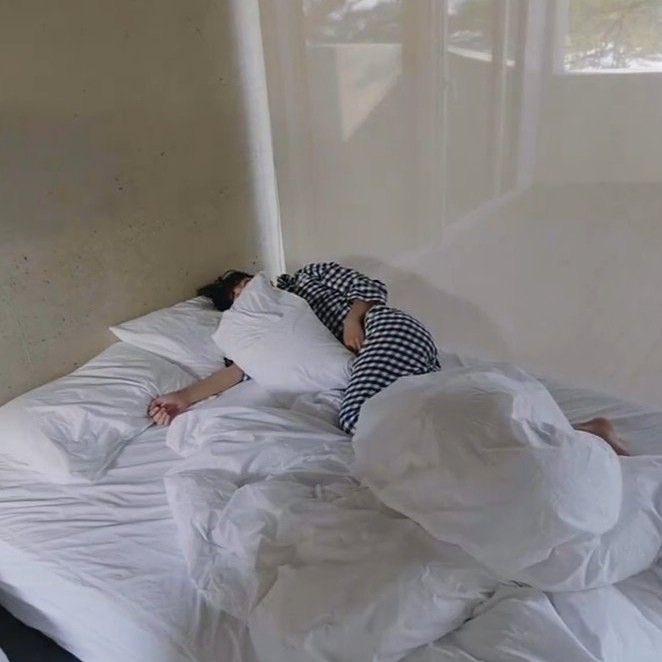 1995SOULMATES's tweet image. impossible for him to achieve these very important positions when confined by sheets so this checks out