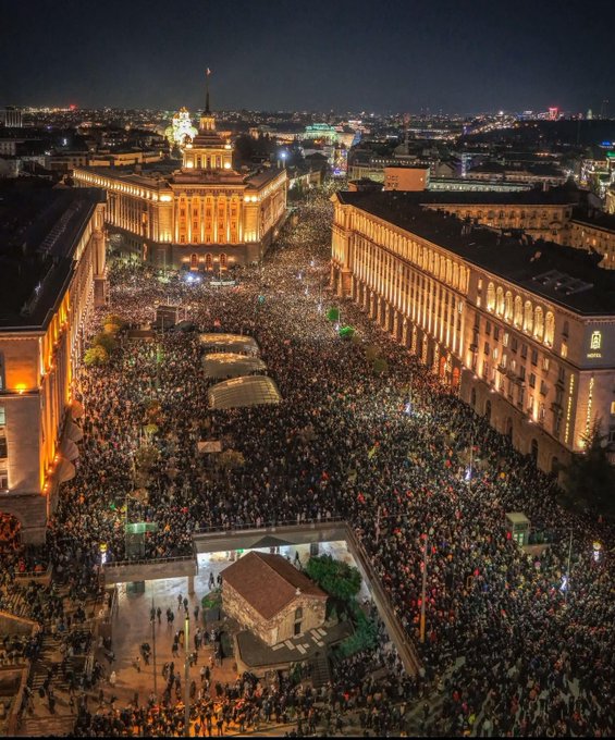 ceanglobal's tweet photo. 🚨 Breaking: Massive Gen Z protests erupt across Bulgaria! Young voices demanding change and a better future. This movement’s just beginning—stay tuned. ✊🇧🇬 #BulgariaProtests #GenZ #YouthPower #ChangeIsNow https://t.co/0Odxh5RZAe