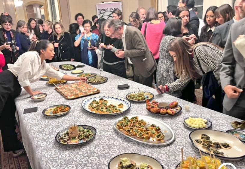 RESALTA LA IMPORTANTE PRESENCIA CULINARIA DEL CHEF JORGE OROZCO EN EL "FESTIVAL GASTRONOMIQUE SABOR A MÉXICO" EN PARÍS, FRANCIA 

Con una recepción muy concurrida en la ciudad de París, se cortó el listón inaugural del "Festival Gastronomique Sabor a México" en la embajada de