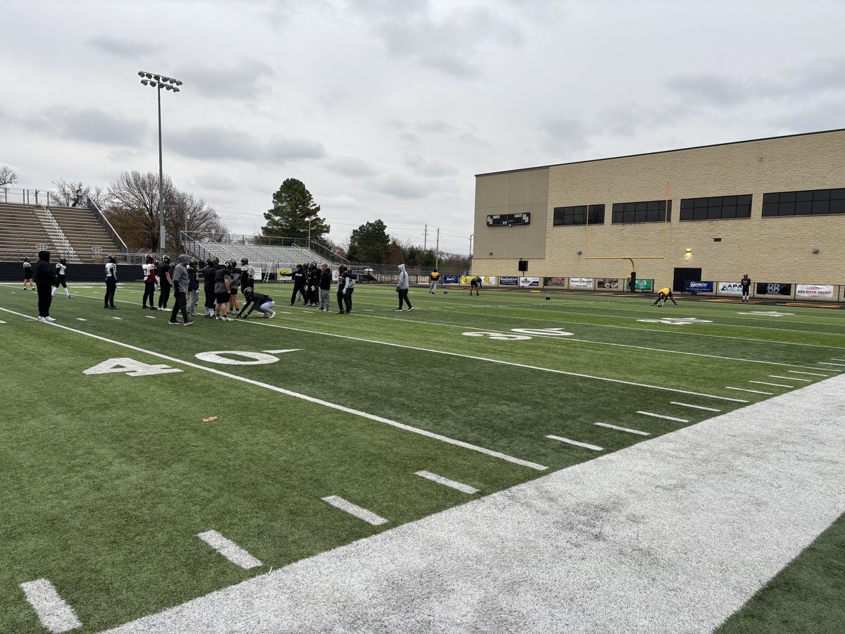 scottpfeil's tweet photo. Out here in Sand Springs as @coachklinck and @SS_SanditeFB prepare for the 6A-II state title game. #okpreps https://t.co/dBQSjHLQpI